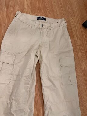 Hollister Baggy Beige/Cream Cargo Pants - Casual Utility Style
